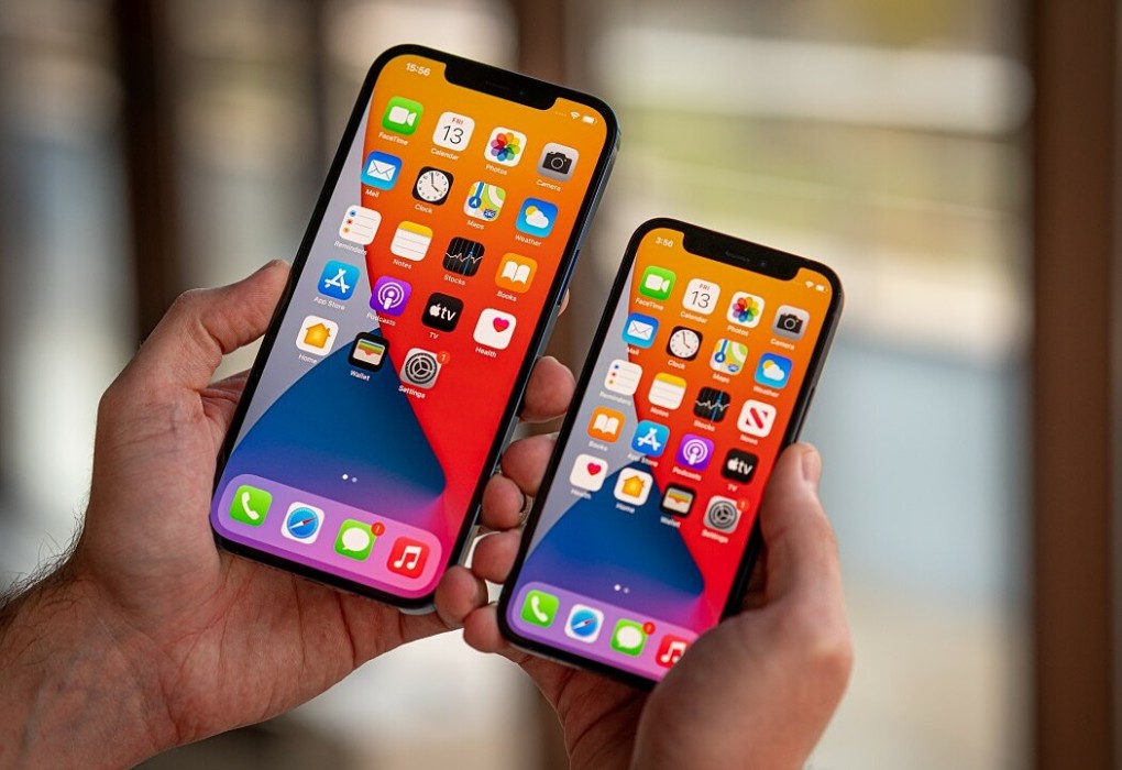 Hai mẫu iPhone với màn hình tai thỏ