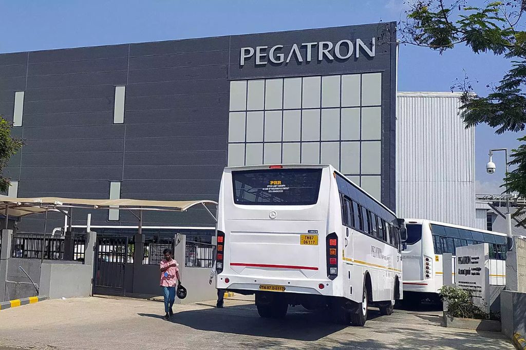 Ngoài cổng chính của nhà máy Pegatron sau sự cố hỏa hoạn tại cơ sở gần Chennai, ngày 26/9. 