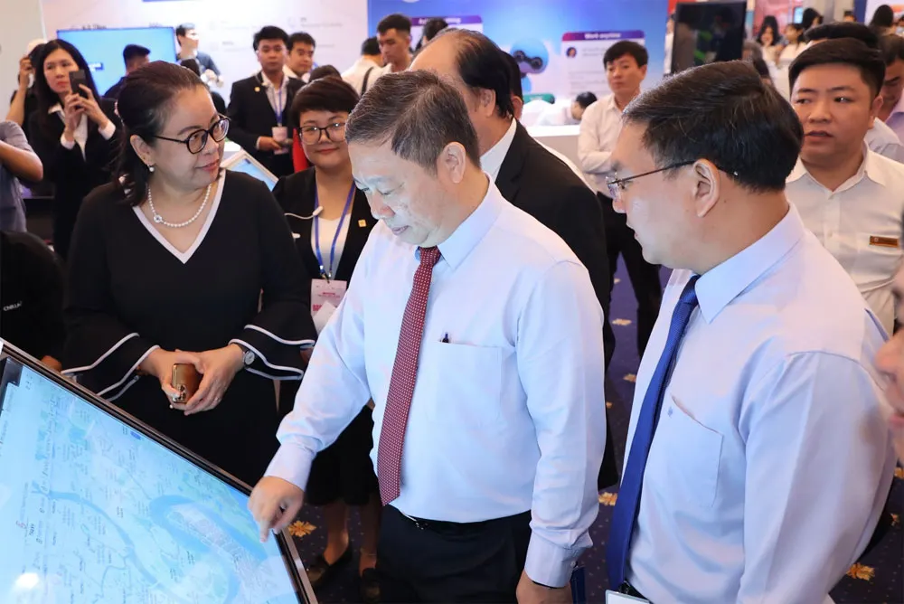 Lãnh đạo TP. Hồ Chí Minh trải nghiệm các sản phẩm công nghệ nâng tầm cuộc sống tại khu Triển lãm