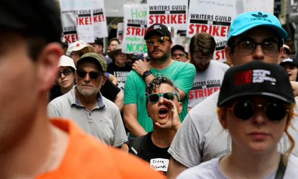 Giới diễn viên, nhà văn, biên kịch... biểu tình trước trụ sở Warner Bros ngày 13/7 về vấn đề giảm lương và mối đe dọa do trí tuệ nhân tạo gây ra. Ảnh: AFP