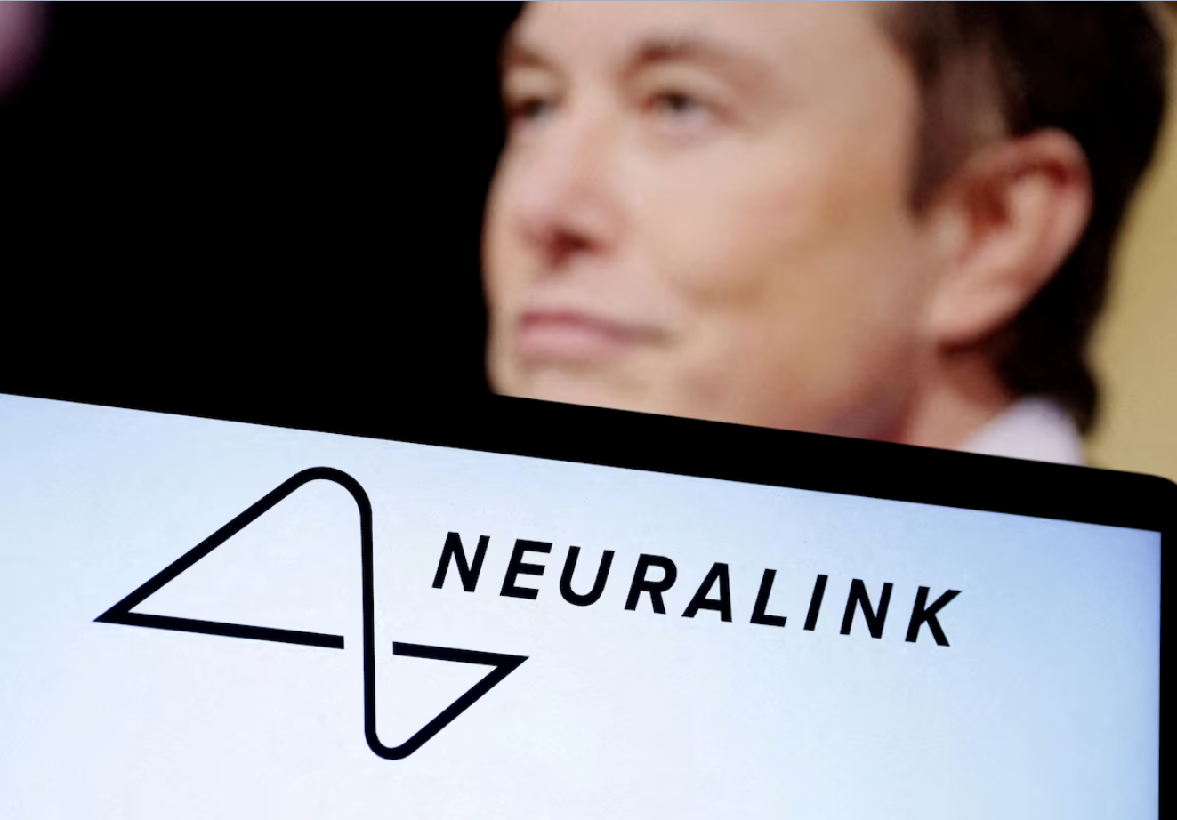 Logo Neuralink hiển thị trên màn hình một chiếc laptop