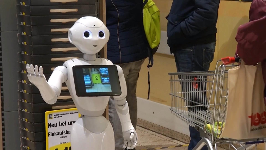 Robot của Tập Đoàn Công Nghệ TMA phục vụ tại trung tâm mua sắm. Ảnh: TMA