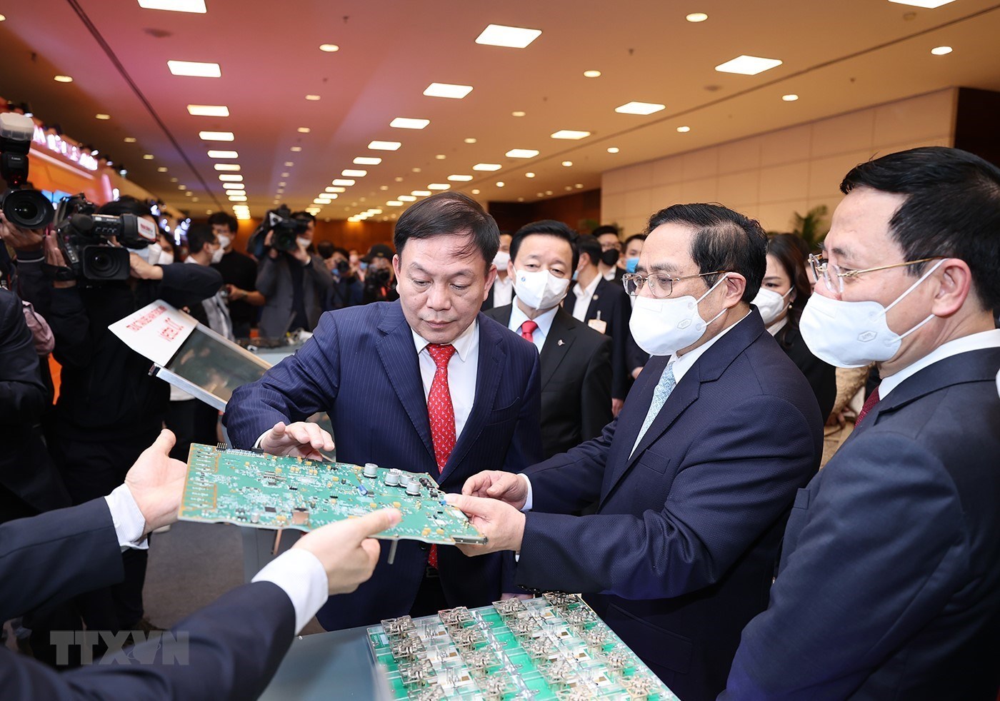 Ủy viên Bộ Chính trị, Thủ tướng Chính phủ Phạm Minh Chính tham quan gian trưng bày sản phẩm công nghệ số của các doanh nghiệp tham dự Diễn đàn quốc gia Phát triển doanh nghiệp công nghệ số lần thứ 3, năm 2021 _ Ảnh: TTXVN