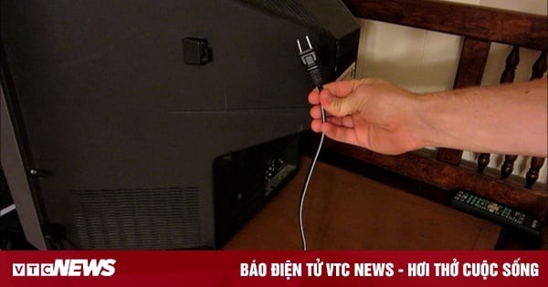 Có nên bật/tắt TV trực tiếp từ ổ cắm điện?