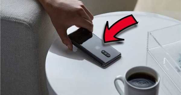 Đặt điện thoại xuống bàn nhớ úp màn hình, ai quen tay lật ngửa nhớ đổi ngay