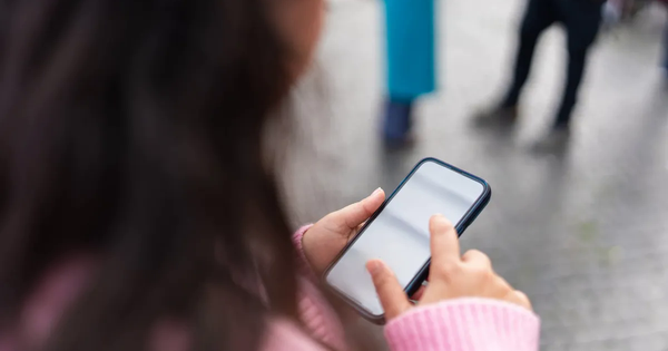 Người dùng smartphone có nên sử dụng miếng dán màn hình chống nhìn trộm?