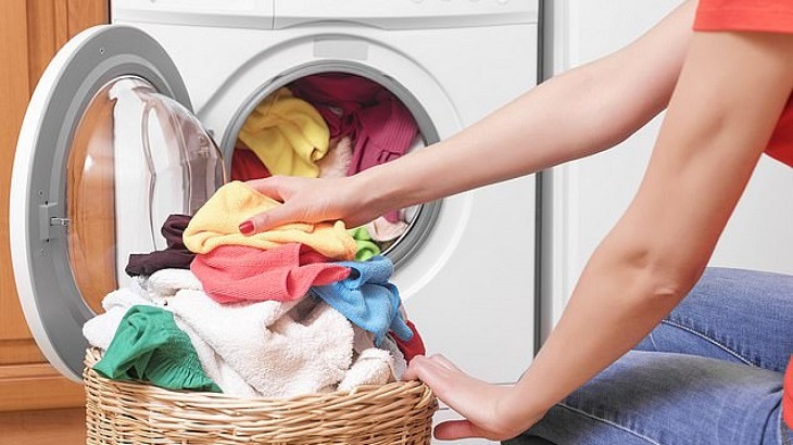 5 thói quen tưởng chừng vô hại nhưng lại đang "giết chết" máy giặt cửa ngang, khiến quần áo càng giặt càng bẩn- Ảnh 2.