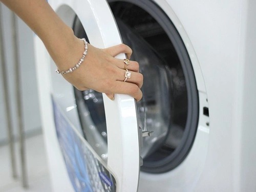 5 thói quen tưởng chừng vô hại nhưng lại đang "giết chết" máy giặt cửa ngang, khiến quần áo càng giặt càng bẩn- Ảnh 5.