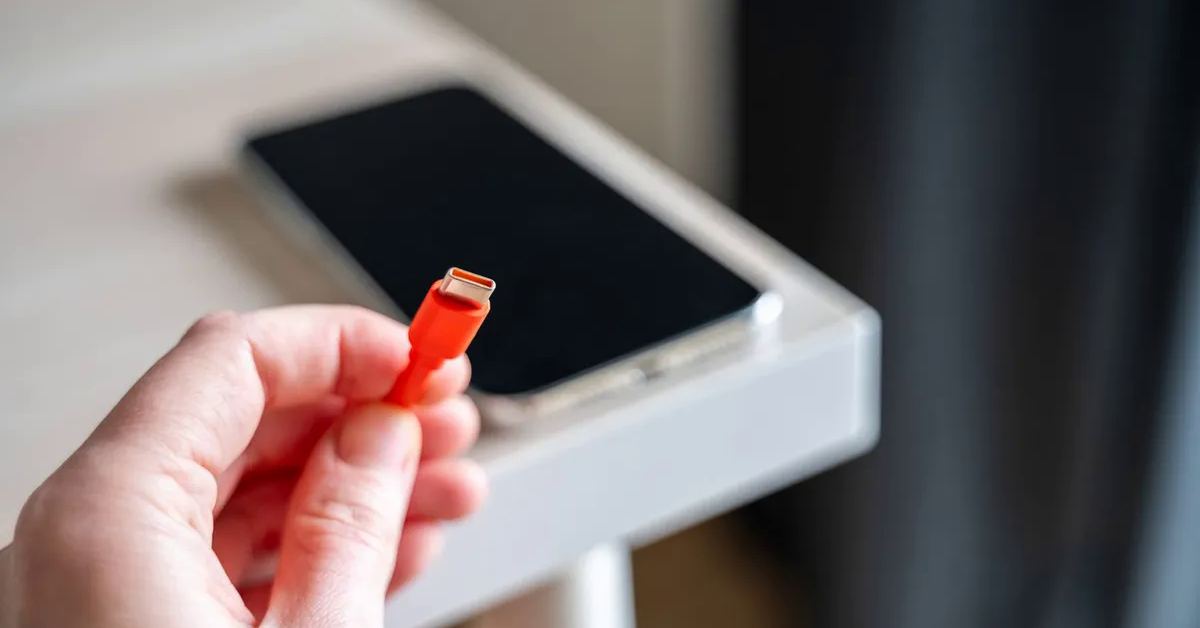 Cách xử lý nhanh khi điện thoại sạc pin chậm hoặc không vào điện