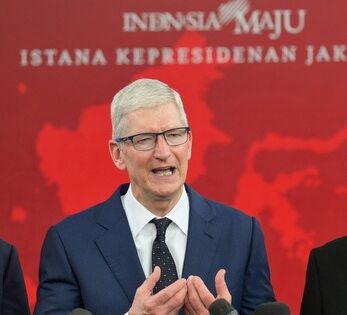 CEO Apple Tim Cook khen Indonesia, xem xét xây nhà máy