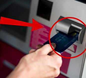 Rút tiền ở máy ATM, lưu ý kỹ điều này kẻo mất sạch tiền trong tài khoản