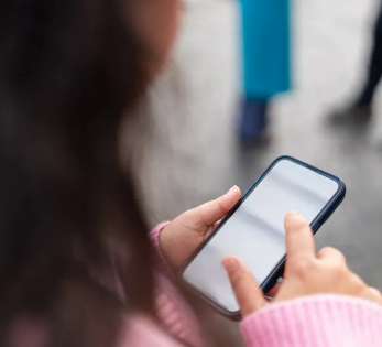 Người dùng smartphone có nên sử dụng miếng dán màn hình chống nhìn trộm?