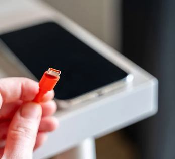 Cách xử lý nhanh khi điện thoại sạc pin chậm hoặc không vào điện