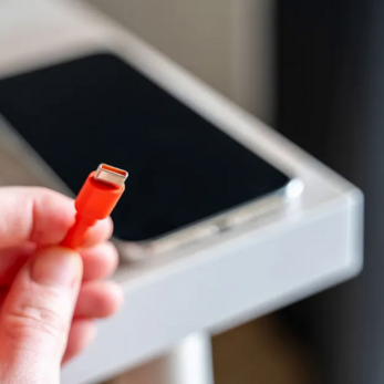 Cách xử lý nhanh khi điện thoại sạc pin chậm hoặc không vào điện