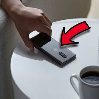 Đặt điện thoại xuống bàn nhớ úp màn hình, ai quen tay lật ngửa nhớ đổi ngay