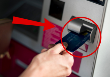 Rút tiền ở máy ATM, lưu ý kỹ điều này kẻo mất sạch tiền trong tài khoản