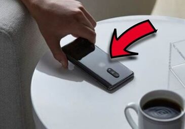 Đặt điện thoại xuống bàn nhớ úp màn hình, ai quen tay lật ngửa nhớ đổi ngay