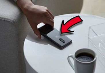 Đặt điện thoại xuống bàn nhớ úp màn hình, ai quen tay lật ngửa nhớ đổi ngay