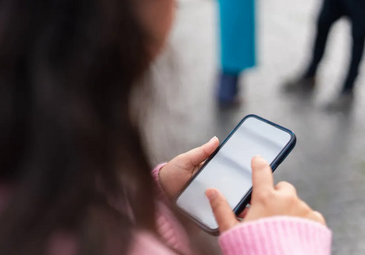 Người dùng smartphone có nên sử dụng miếng dán màn hình chống nhìn trộm?