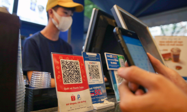 Giao dịch thanh toán qua điện thoại di động và qr tăng trưởng đột phá