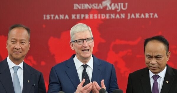 CEO Apple Tim Cook khen Indonesia, xem xét xây nhà máy