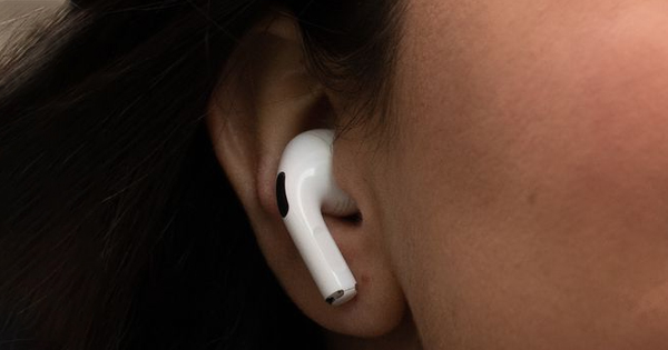Làm thế nào để đeo tai nghe AirPods mà không bị rơi?