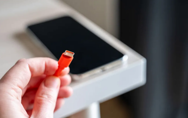Cách xử lý nhanh khi điện thoại sạc pin chậm hoặc không vào điện
