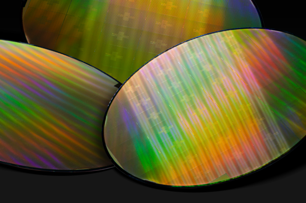Mẫu tấm wafer chip vi mạch đầu tiên của FPT Semiconductor. Ảnh: FPT Software