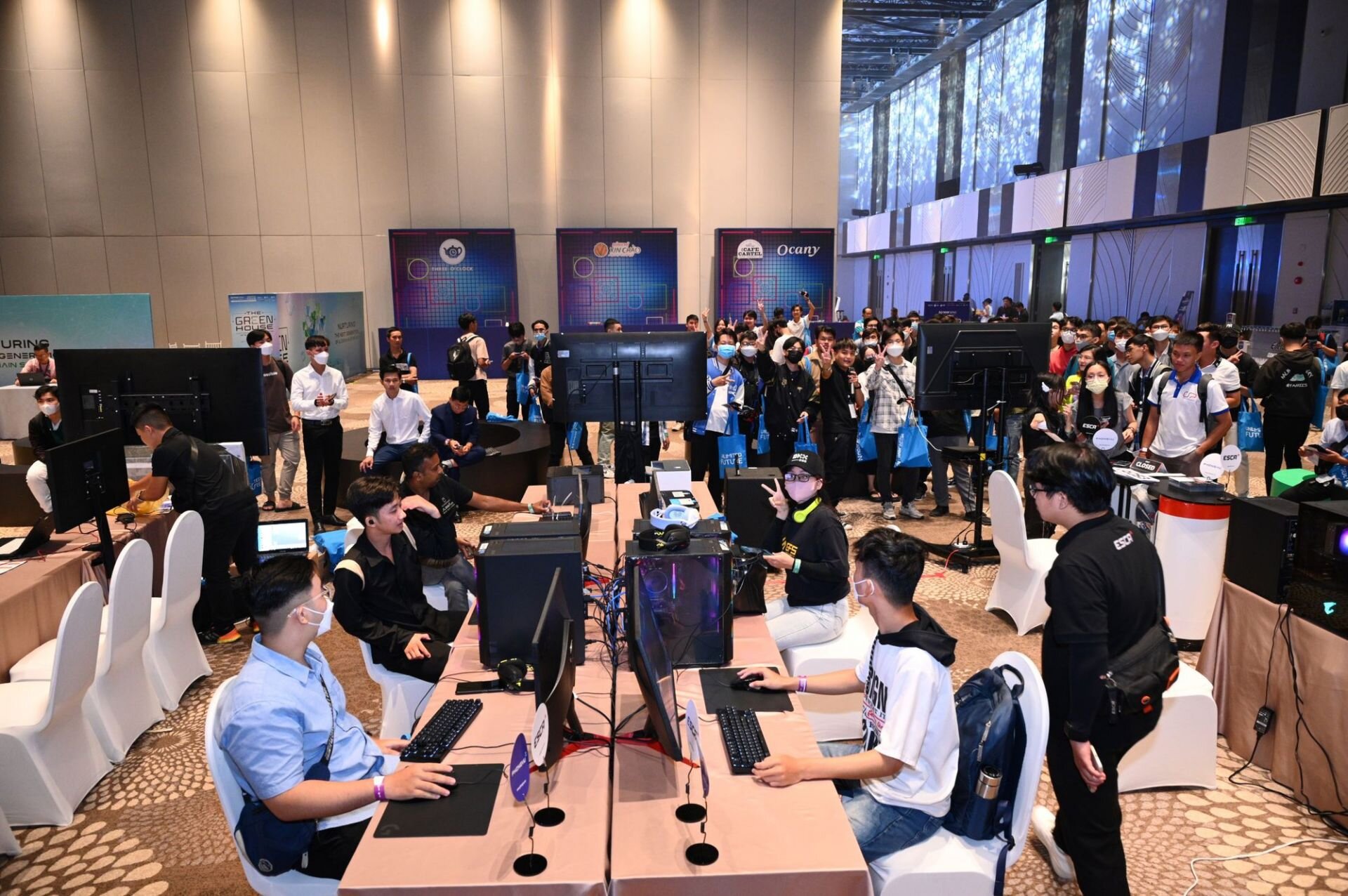 Nhiều sinh viên tham gia cuộc thi lập trình. Ảnh: Near APAC