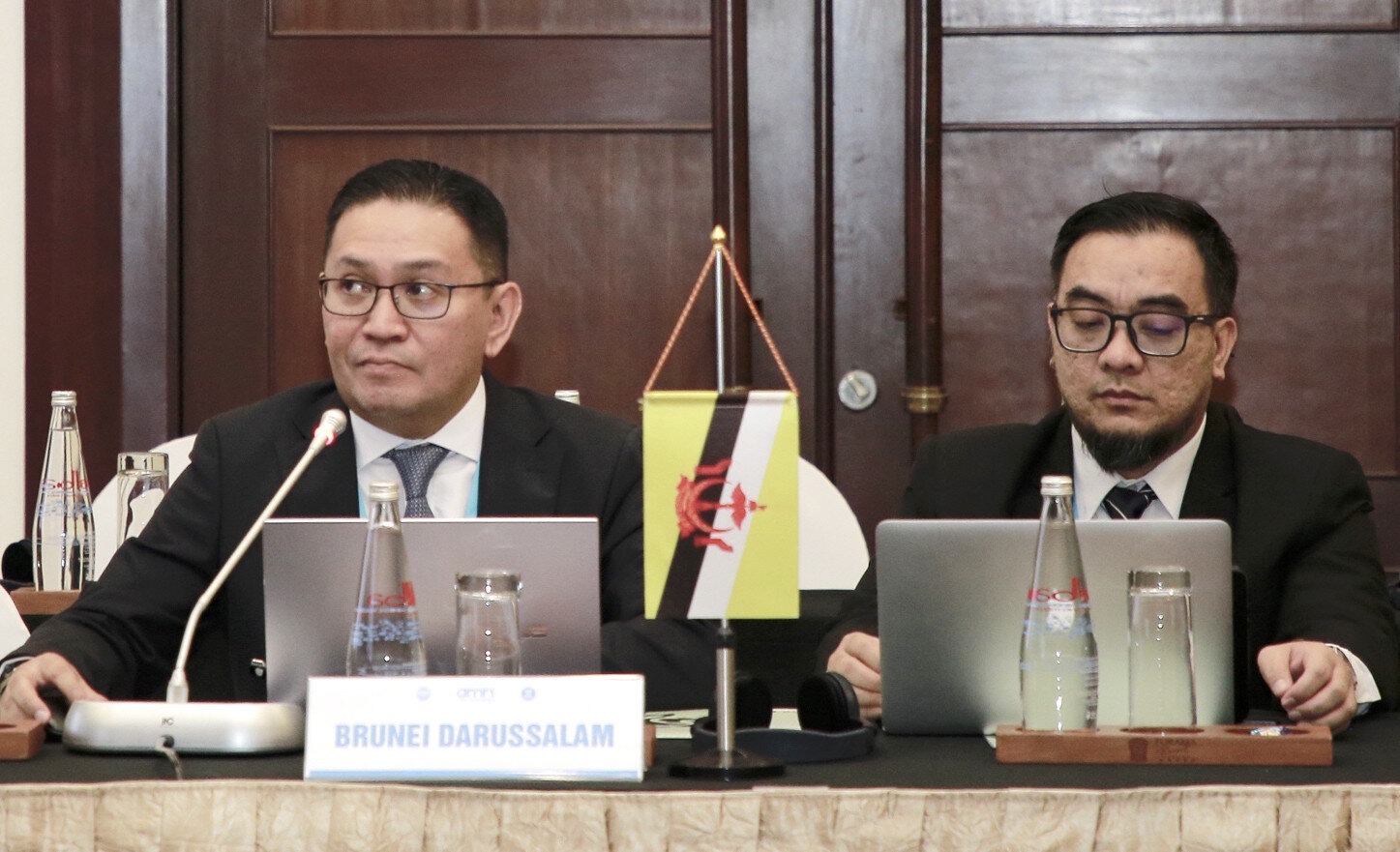 Ông Zul-Fakhri Maidy – đại diện Bộ TT&TT Brunei (bên trái) đóng góp ý kiến tại hội thảo.
