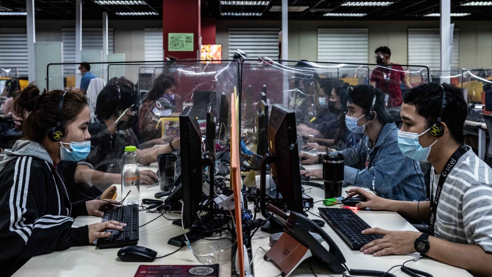 Các nhân viên trực tổng đài tại một công ty BPO ở Philippines