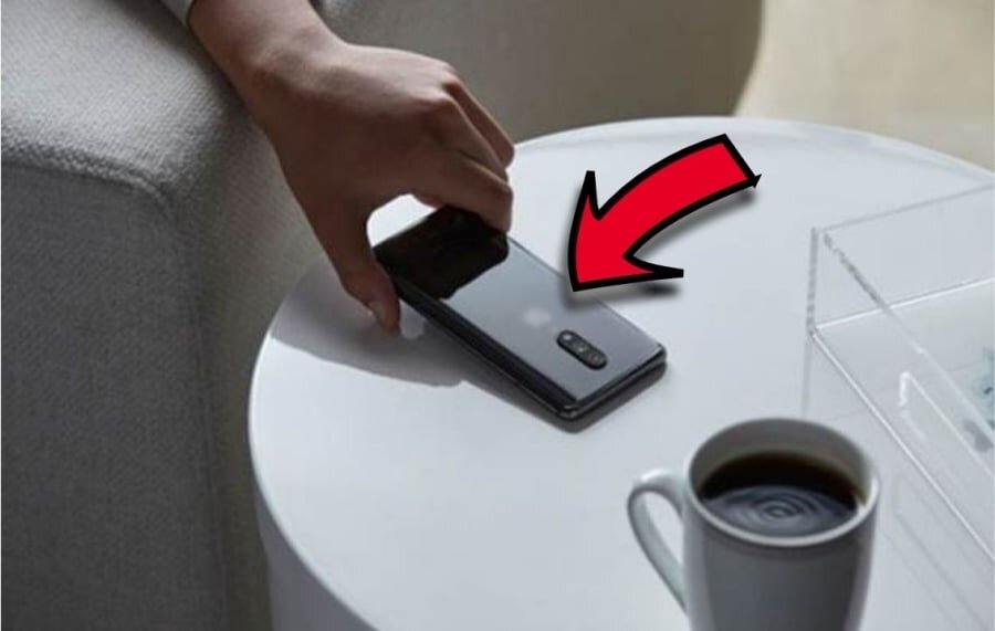 Đặt điện thoại xuống bàn nhớ úp màn hình, ai quen tay lật ngửa nhớ đổi ngay- Ảnh 1.