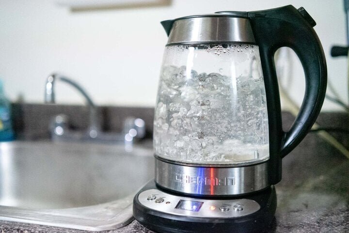 Ống thoát nước bị tắc, có nên xả bằng nước nóng?- Ảnh 1.